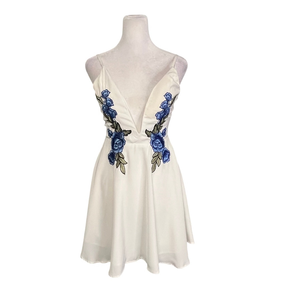 Luxxel White Floral Embroidered Deep Vneck Mini Dress Size Small NWT